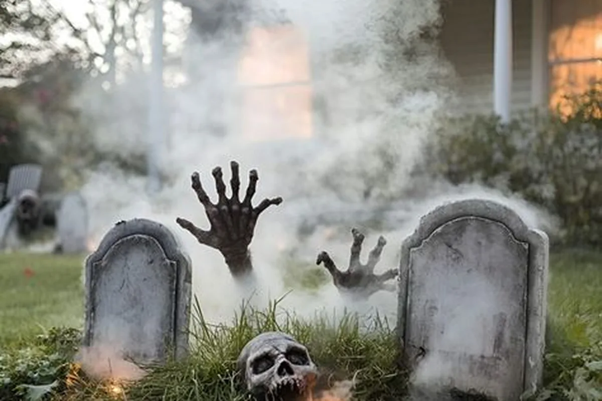 21 Backyard Halloween Party Ideas To Try This Year - idea 1