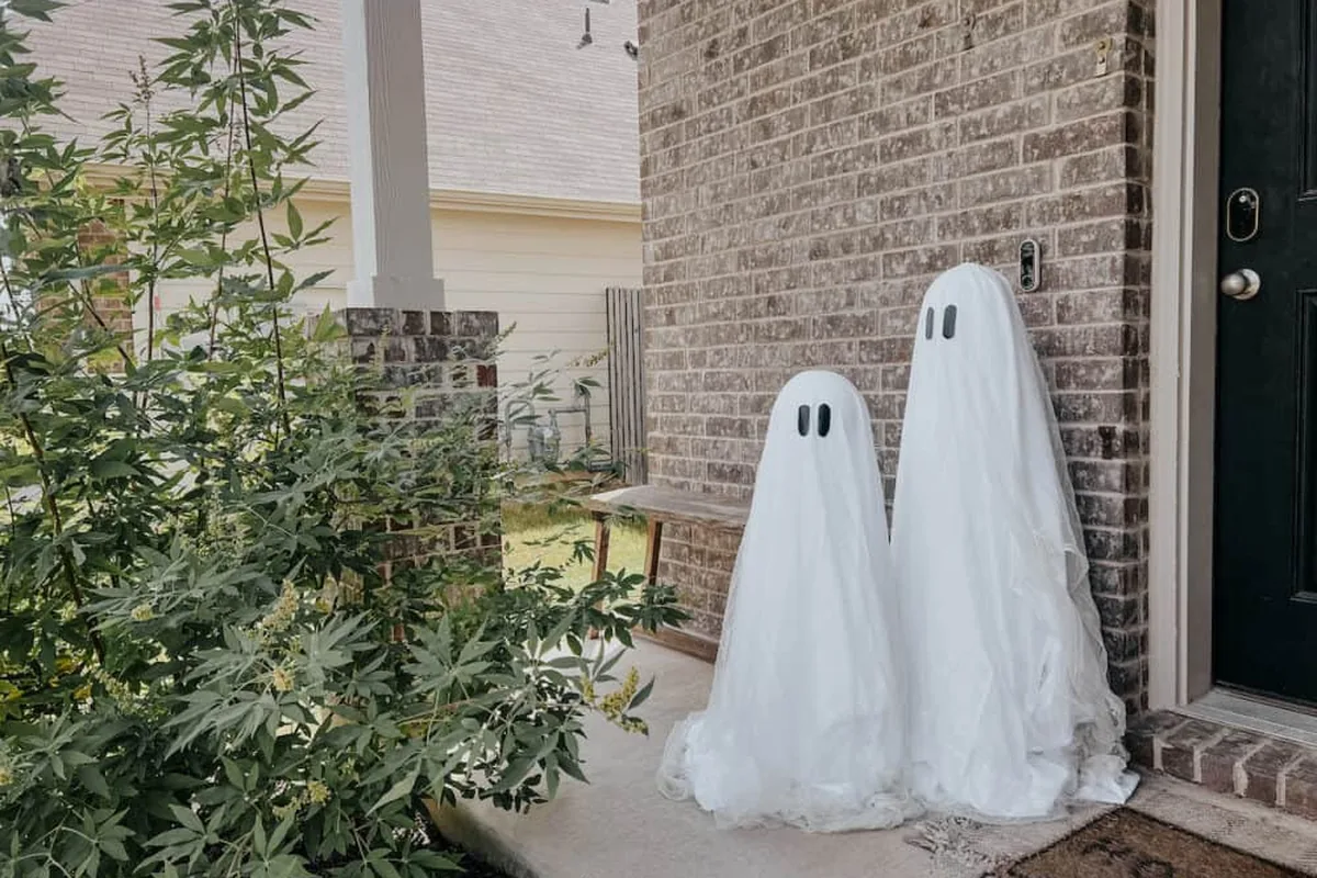 27 Easy DIY Outdoor Halloween Decorations To Try This Year - idea 2