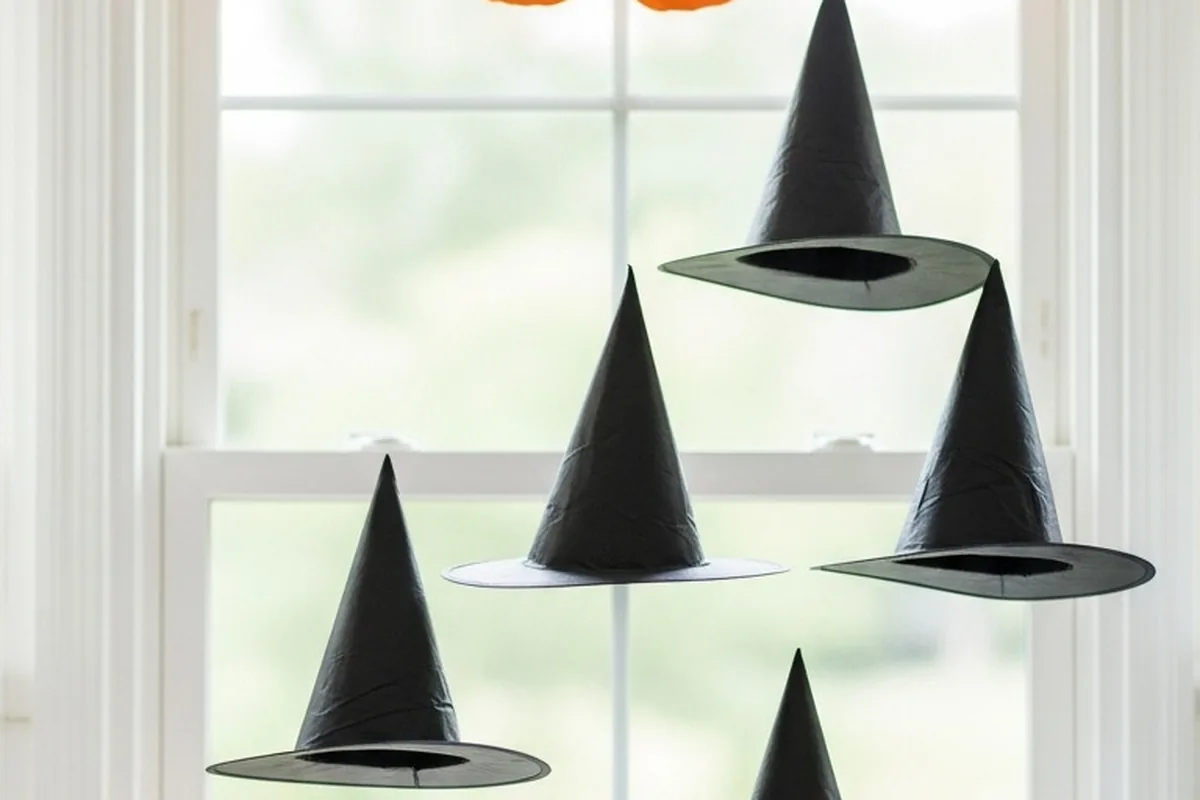 23 Halloween Window Decor Ideas To Try This Year - idea 8