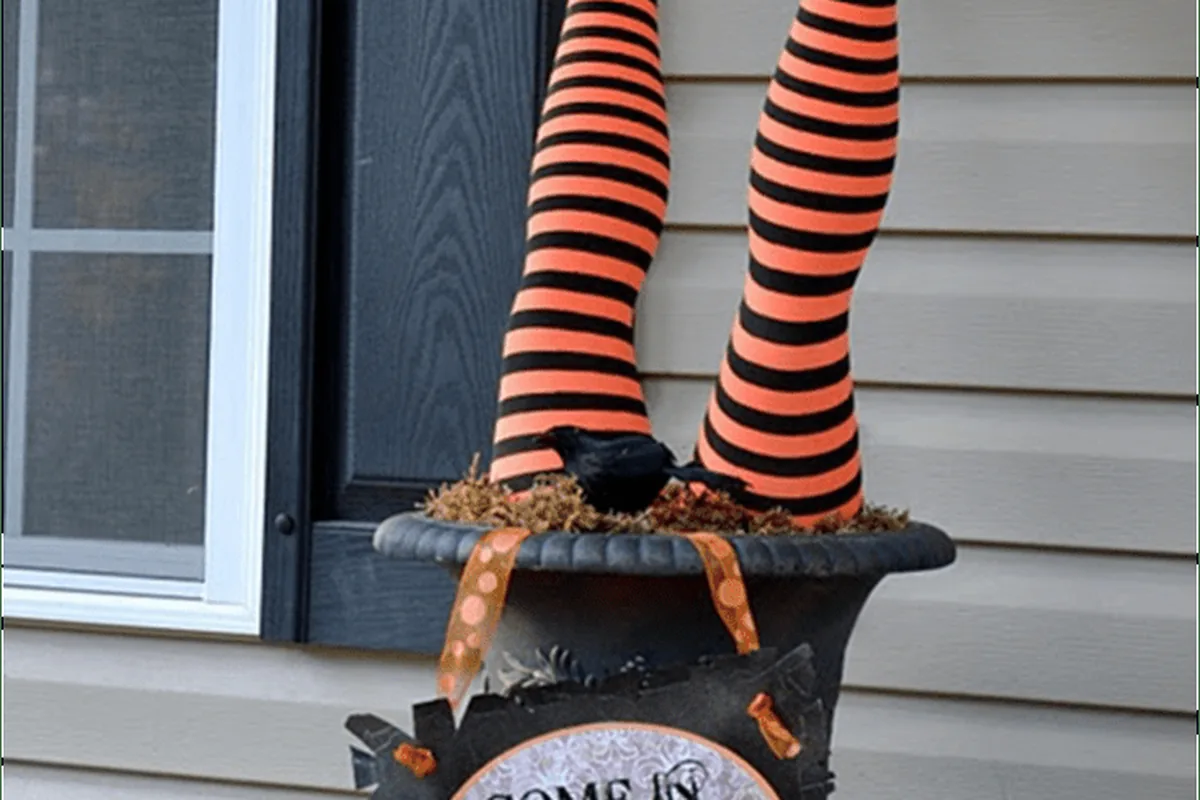 23 Halloween Window Decor Ideas To Try This Year - idea 11