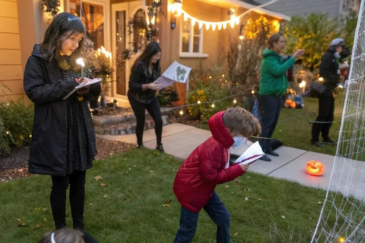 21 Backyard Halloween Party Ideas To Try This Year - idea 12