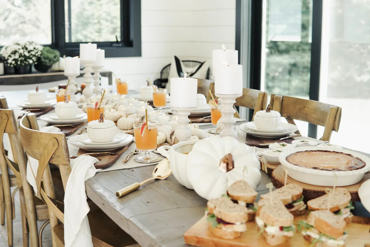 21 Thanksgiving Table Decor Ideas To Try This Year - idea 13