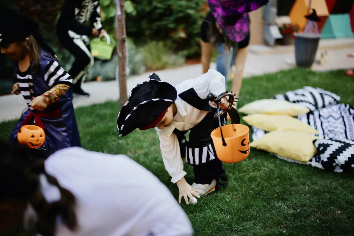 21 Backyard Halloween Party Ideas To Try This Year - idea 13