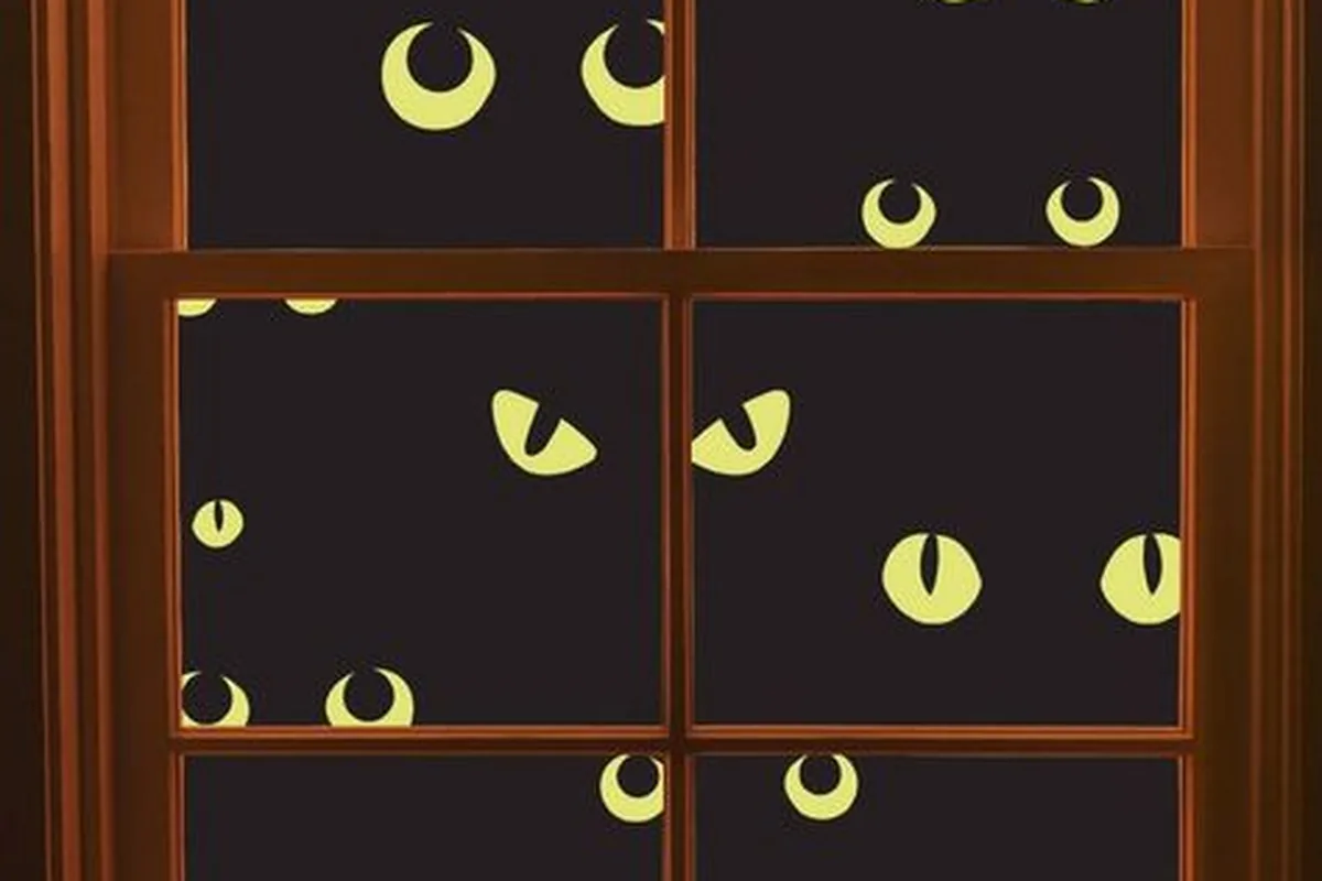 23 Halloween Window Decor Ideas To Try This Year - idea 15