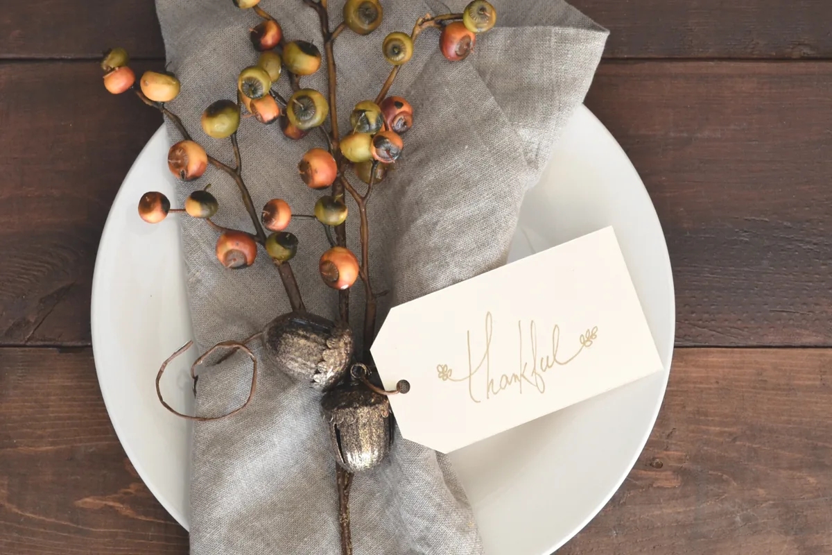 21 Thanksgiving Table Decor Ideas To Try This Year - idea 16
