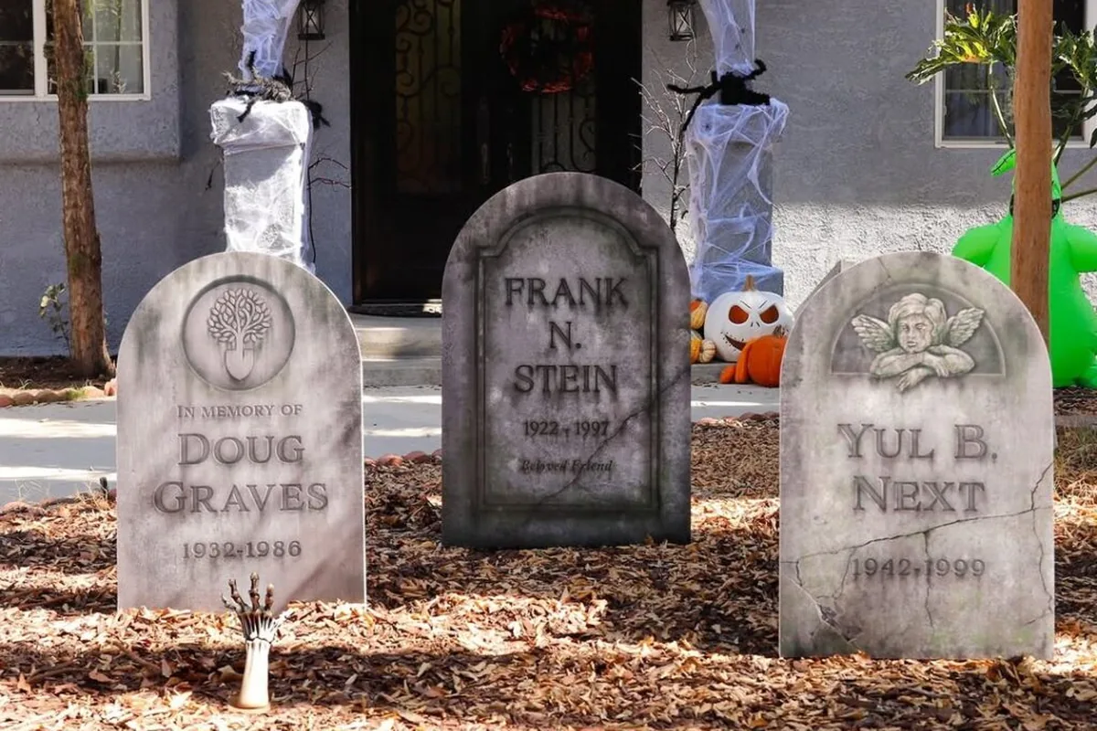 27 Easy DIY Outdoor Halloween Decorations To Try This Year - idea 16
