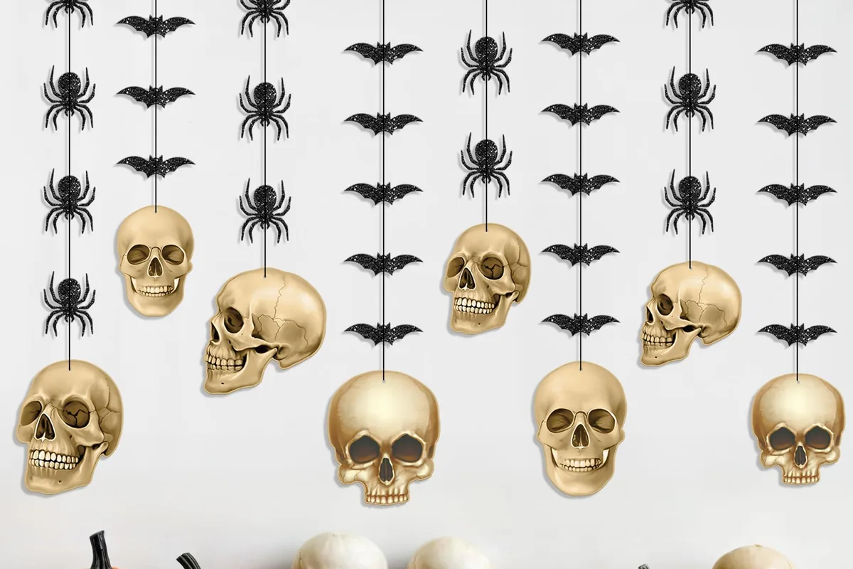 23 Halloween Window Decor Ideas To Try This Year - idea 17