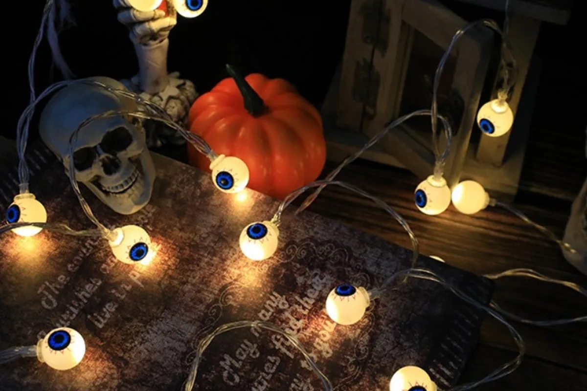 23 Halloween Window Decor Ideas To Try This Year - idea 19