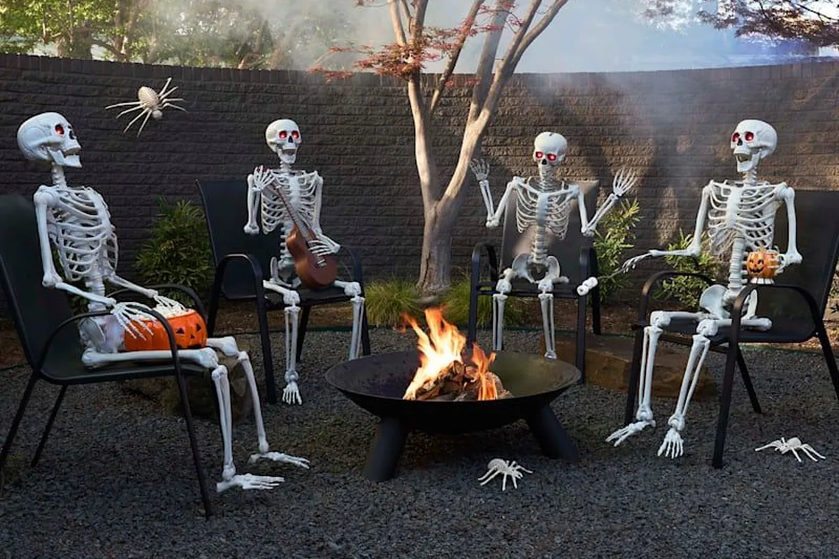 21 Backyard Halloween Party Ideas To Try This Year - idea 19