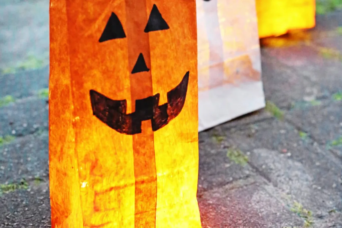 27 Easy DIY Outdoor Halloween Decorations To Try This Year - idea 20