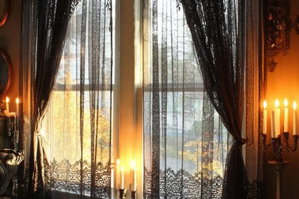 23 Halloween Window Decor Ideas To Try This Year - idea 20