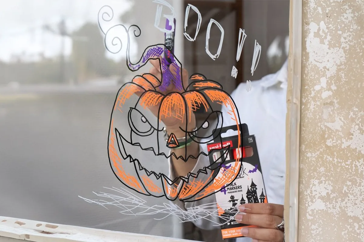23 Halloween Window Decor Ideas To Try This Year - idea 22