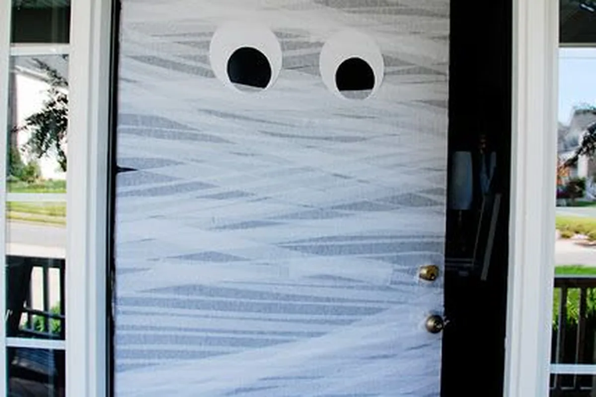 27 Easy DIY Outdoor Halloween Decorations To Try This Year - idea 24
