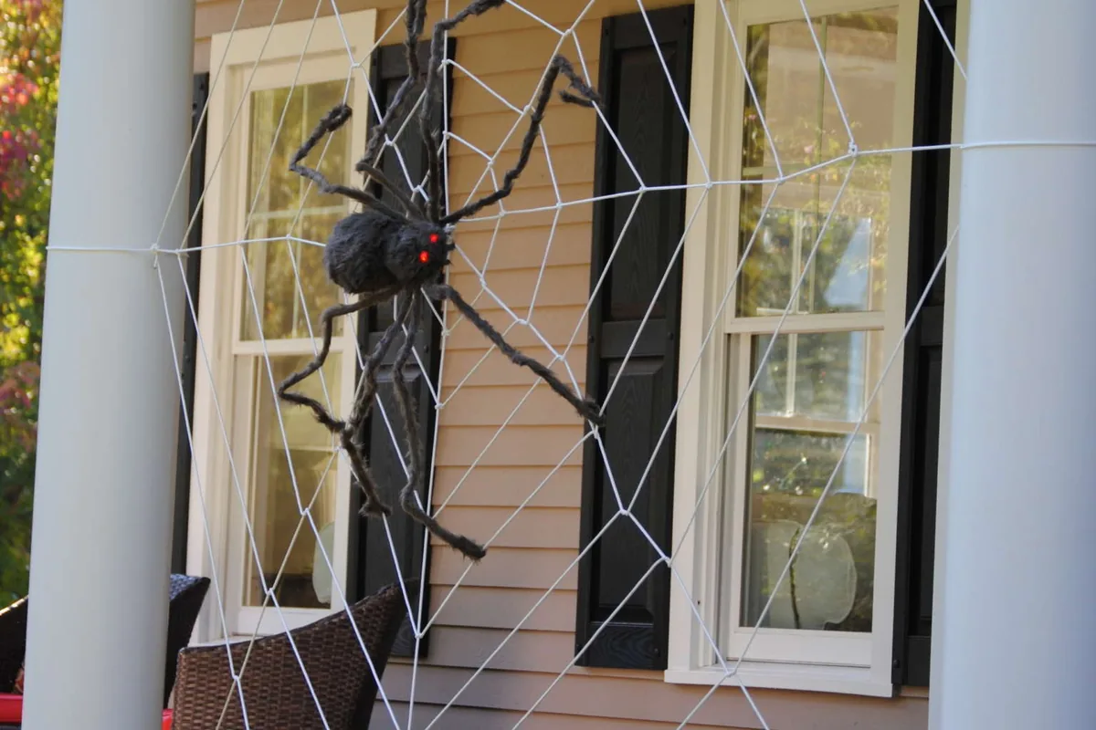 27 Easy DIY Outdoor Halloween Decorations To Try This Year - idea 25
