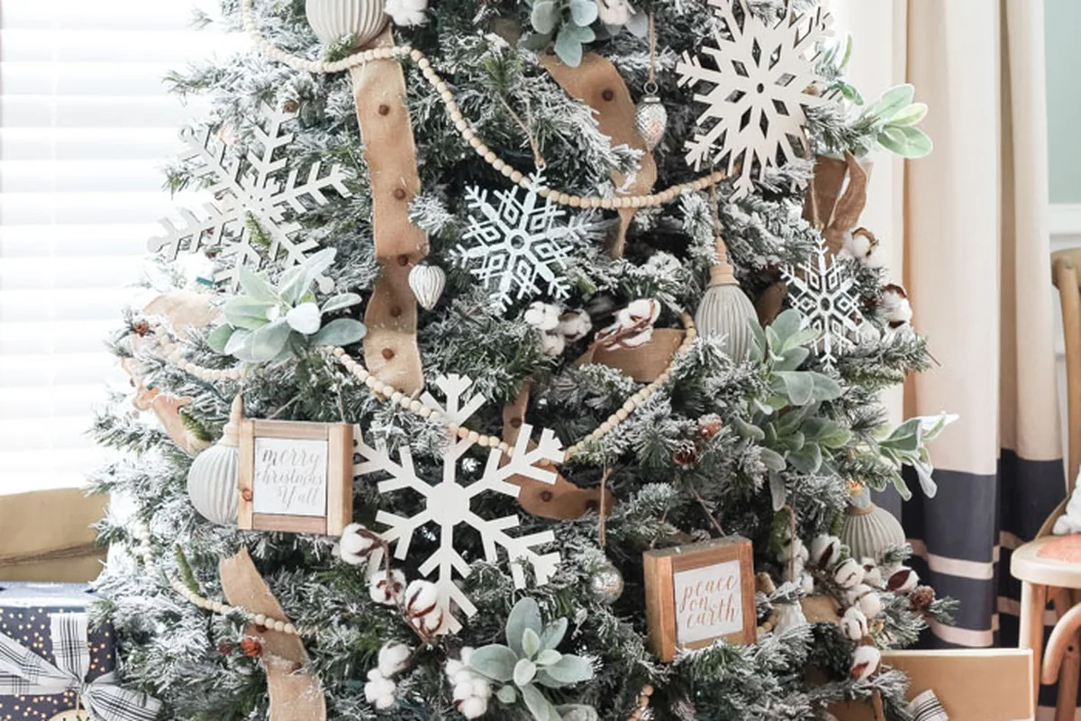 29 Christmas Tree Ideas For 2026 To Try This Year - idea 26